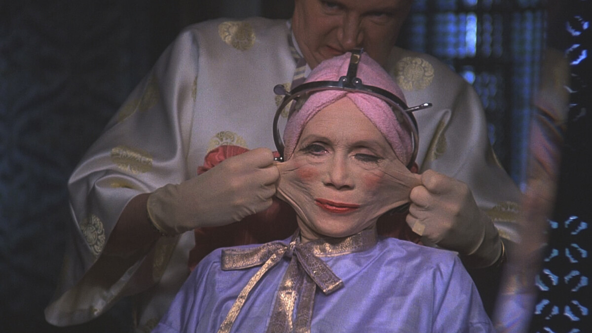 La mère du héros qui se fait tirer le visage par son chirurgien plastiqu