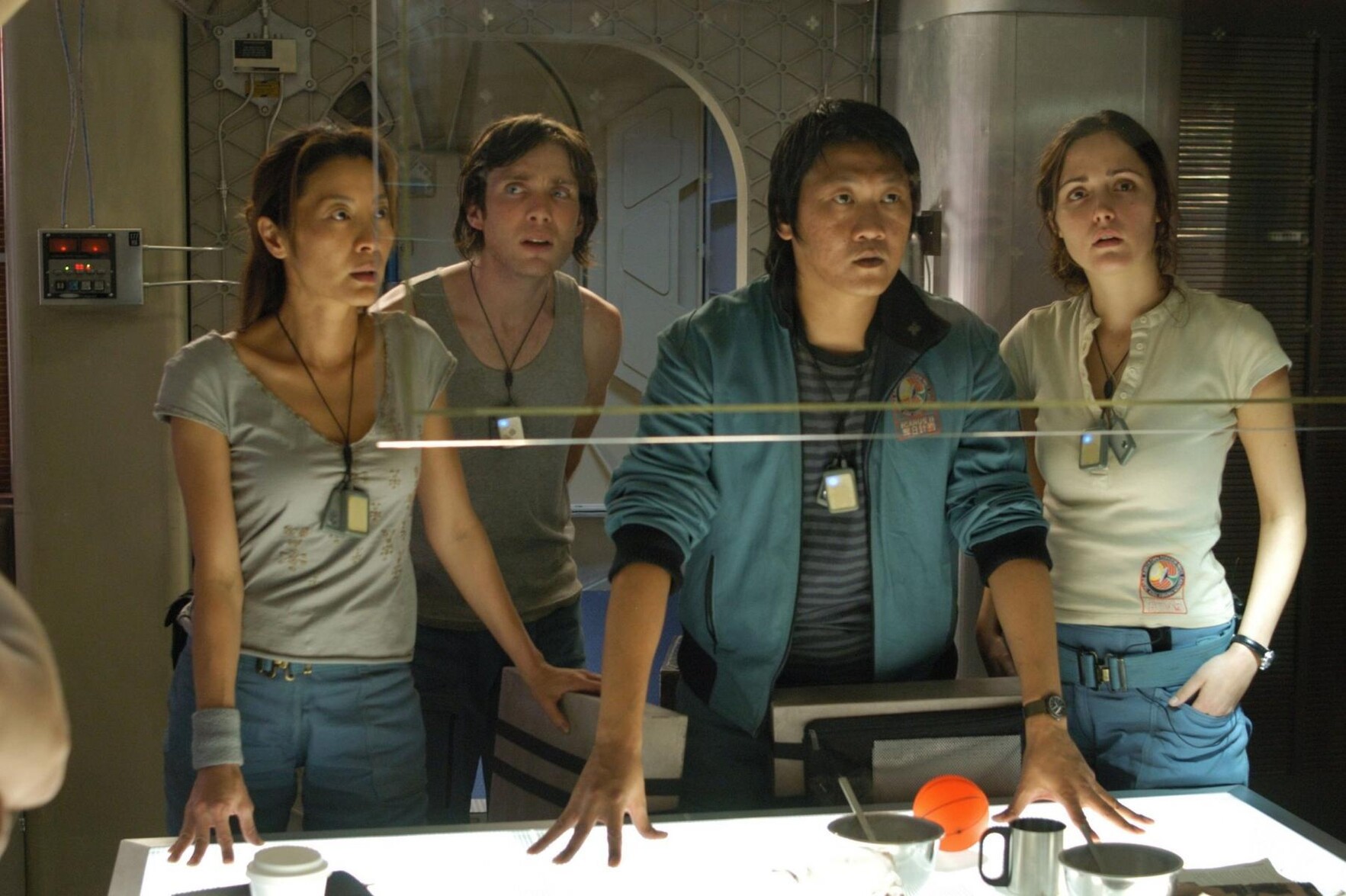 L'équipe d'Icarus qui reçoit un signal