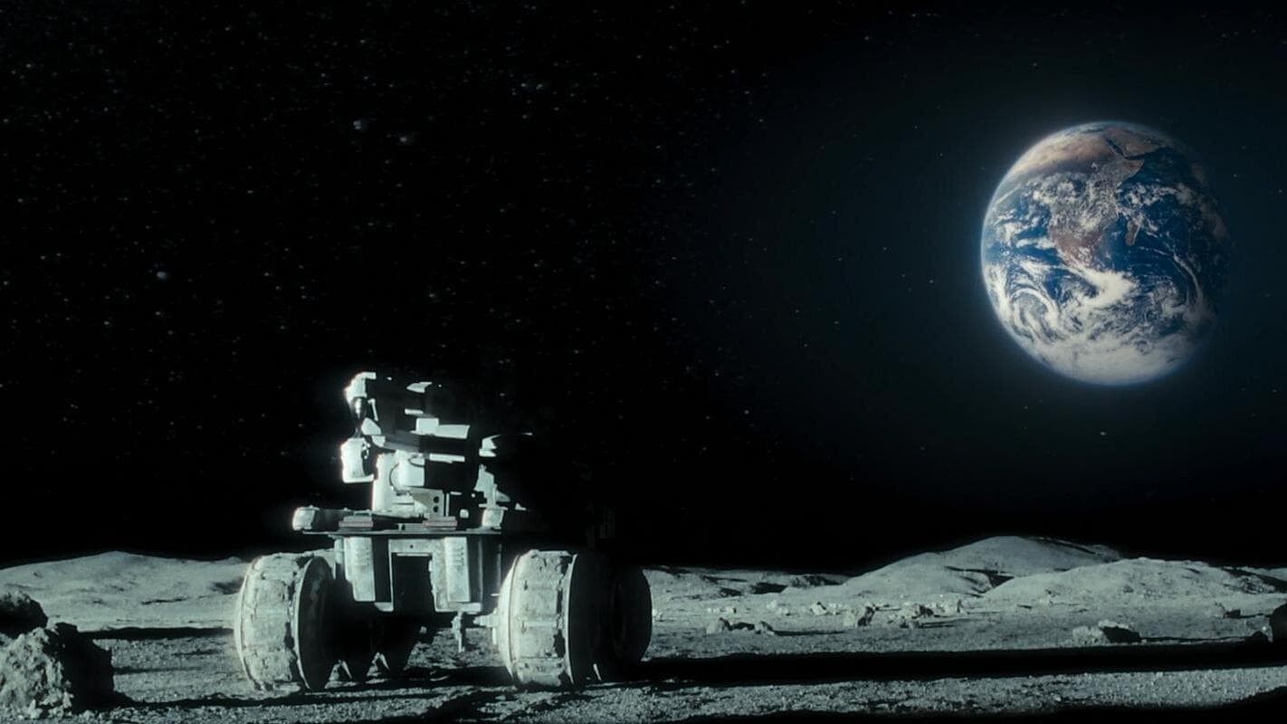 Plan d'un rover lunaire avec l'espace et la Terre en arrière plan