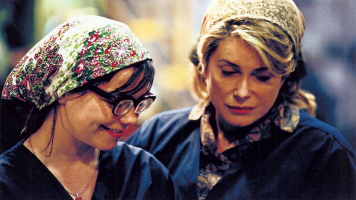 Björk et Catherine Deneuve qui discutent dans l'usine d'emboutissage où elles bossent