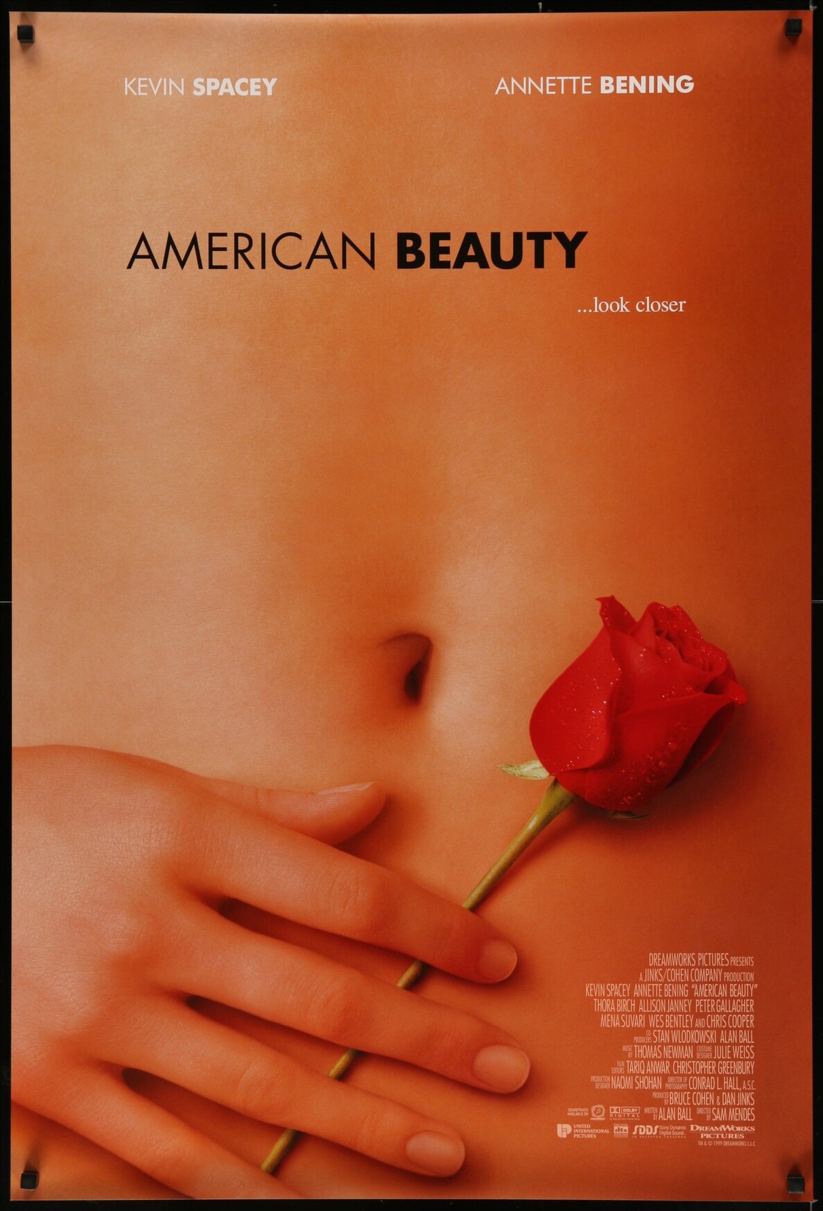 affiche du film, où on voit une main tenant une rose en dessous d'un nombril.