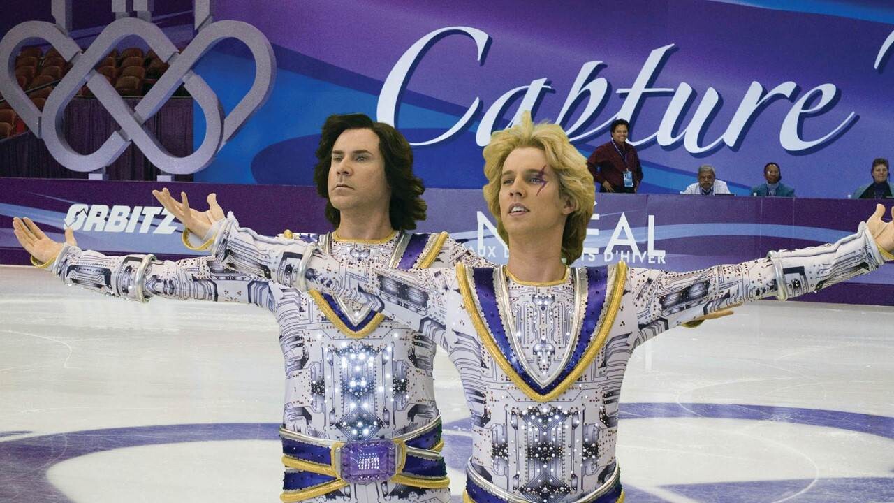 Les deux héros sur musique de Queen déguisés en robot les bras en l'air