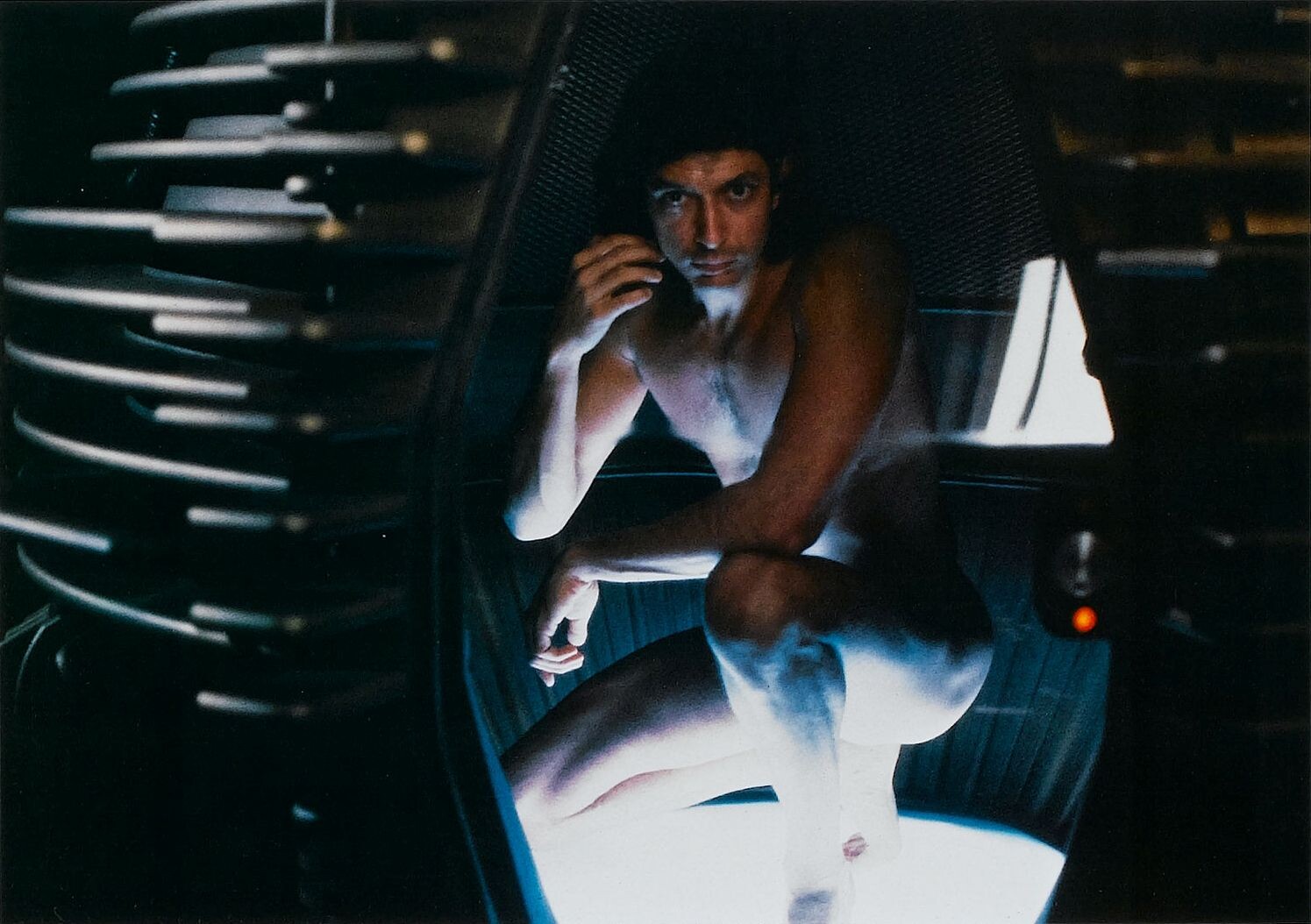 Seth Brundle nu dans le fameux telepod.