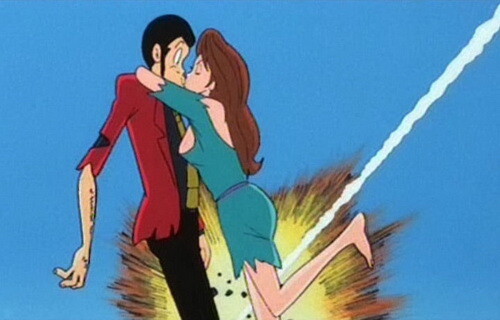 Le héros qui se fait embrasser sous fond d'explosions