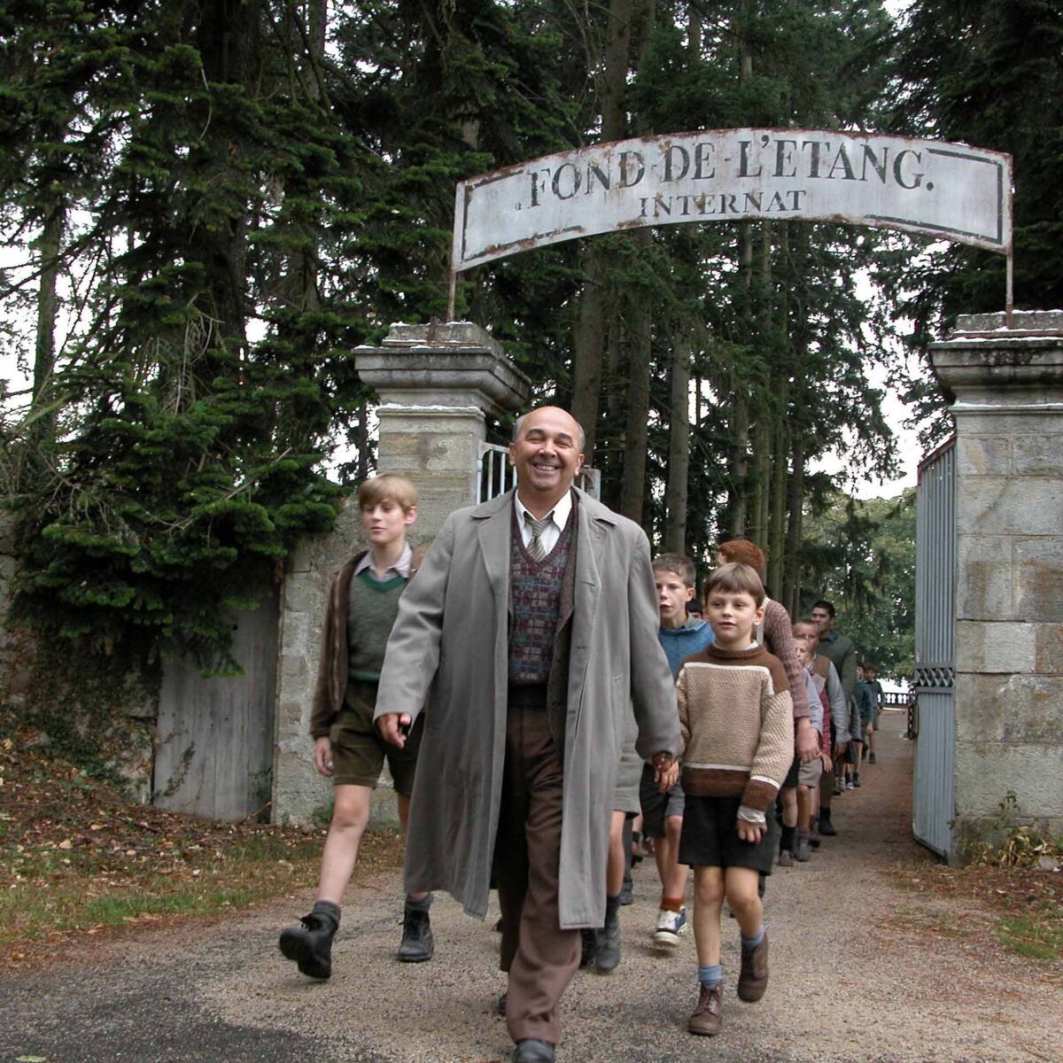 Crâne d'obus qui sort du pensionnat le fond de l'etang avec les gamins qui le suivent