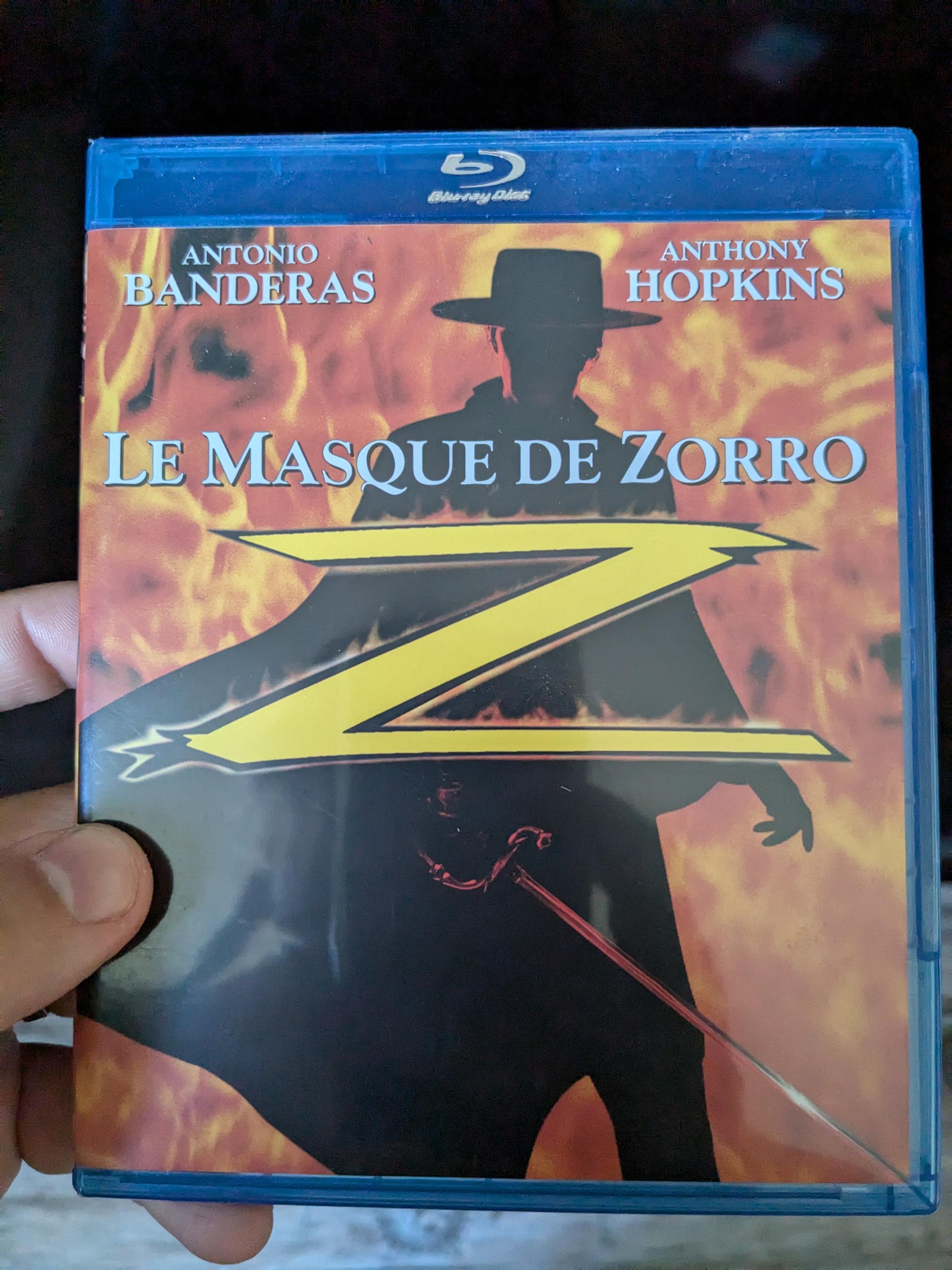 Face avant du BluRay où l'on voit zorro sous fond de flamme avec un grand Z devant