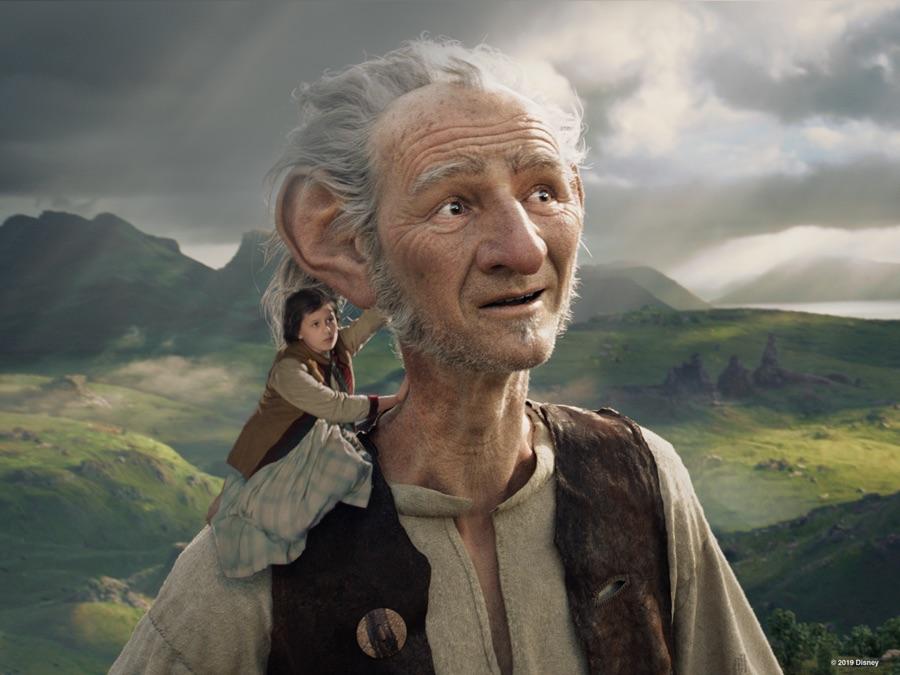 Sophie sur l'épaule droite de ce bon vieux géant avec un fond de montagnes et vallées vertes