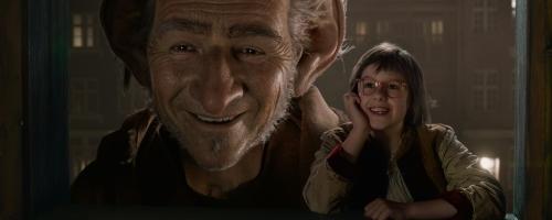 le bon gros geant et Sophie qui sourient a la vue d'un rêve injecté à un petit garçon (hors champ)