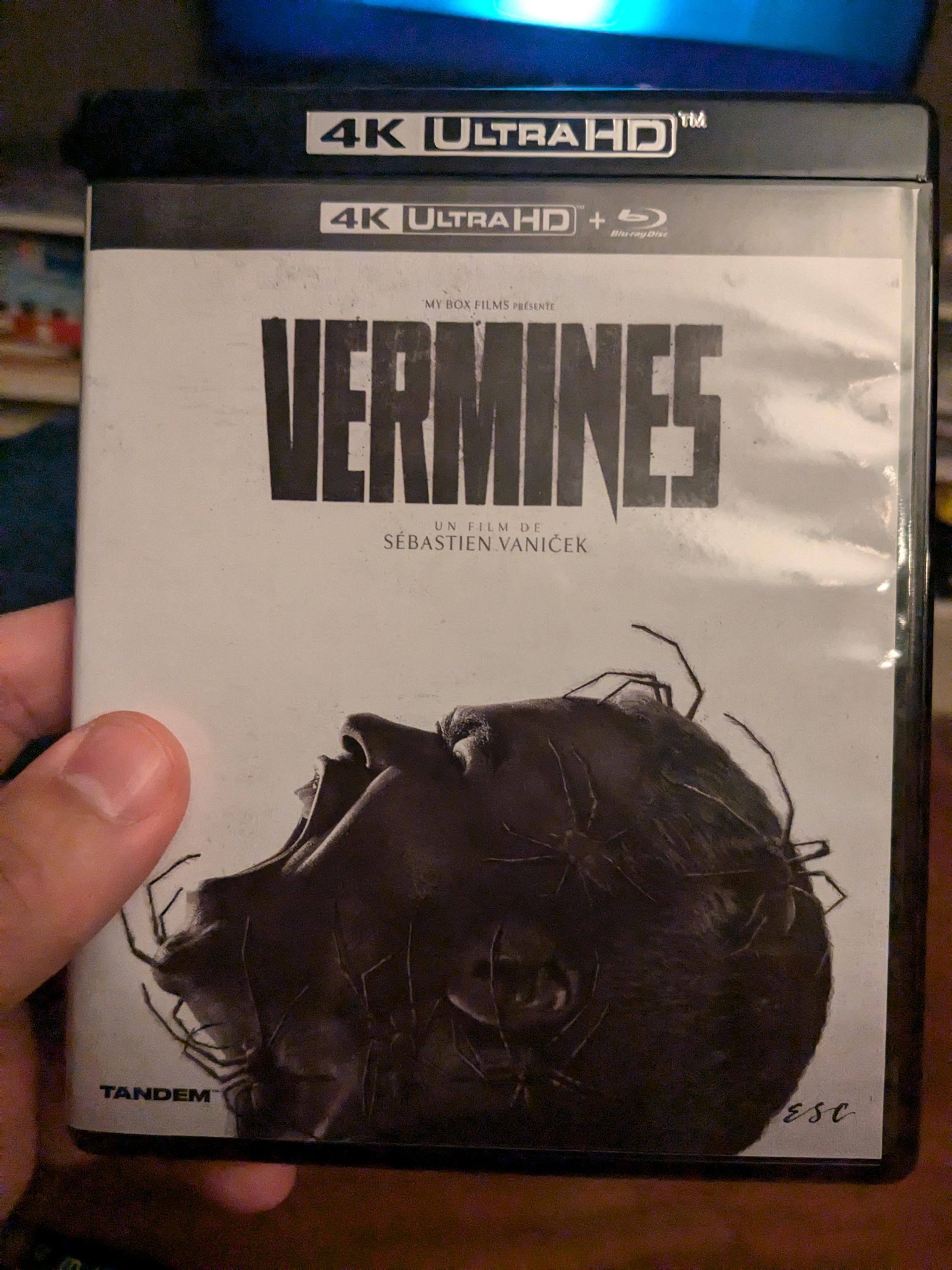 Jaquette du film où l'on voit le visage d'un mec sur fond blanc envahi d'araignées pas très sympa...elles doivent être de droite, c'est sûr