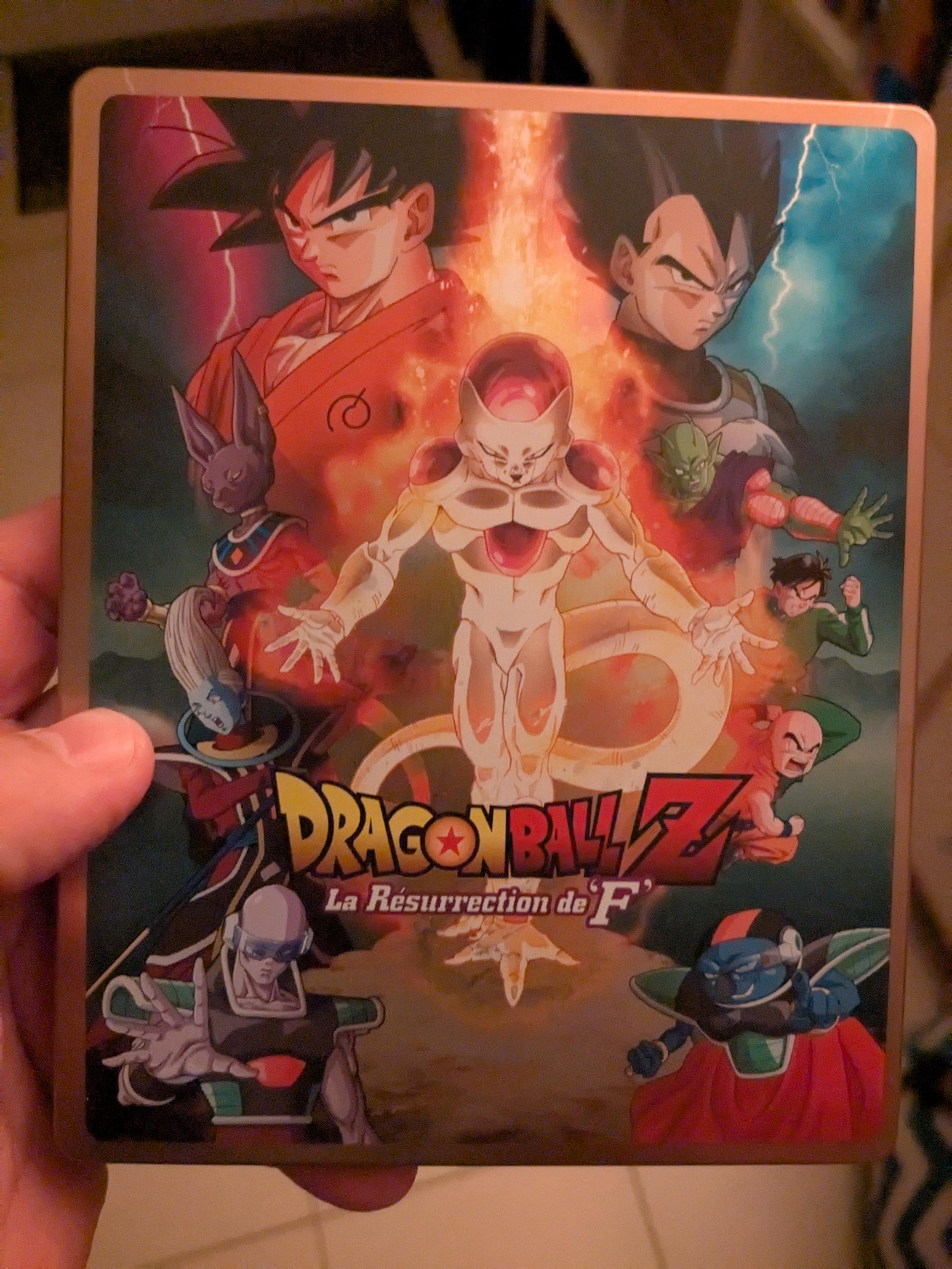 Pochette du film où on voit Freezer les bras écartés, et végéta et Goku en arrière plan