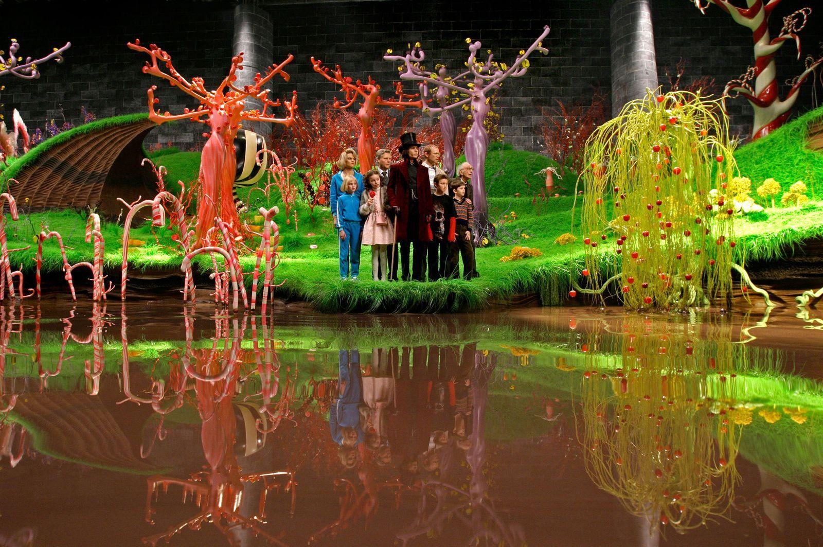 les élus devant la rivière de chocolat