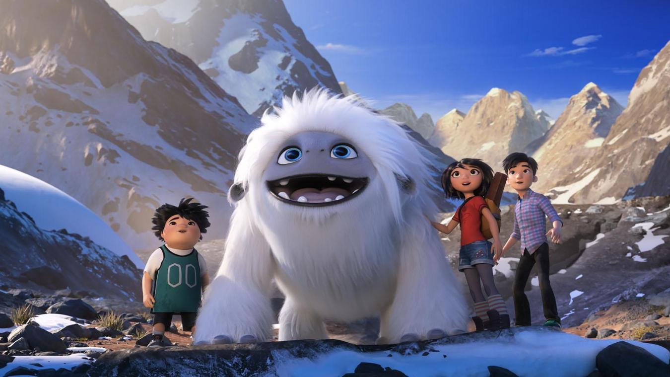 Nos héros dans les montagnes face à la caméra regardant vers le haut en admiration l'Everest qui est hors champ.