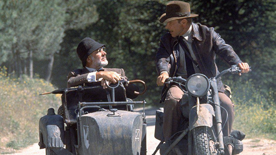 en side-car, avec Indiana qui conduit et son père dans la place passager