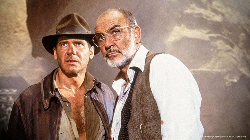 Indiana et son père qui regarde un truc hors champ 