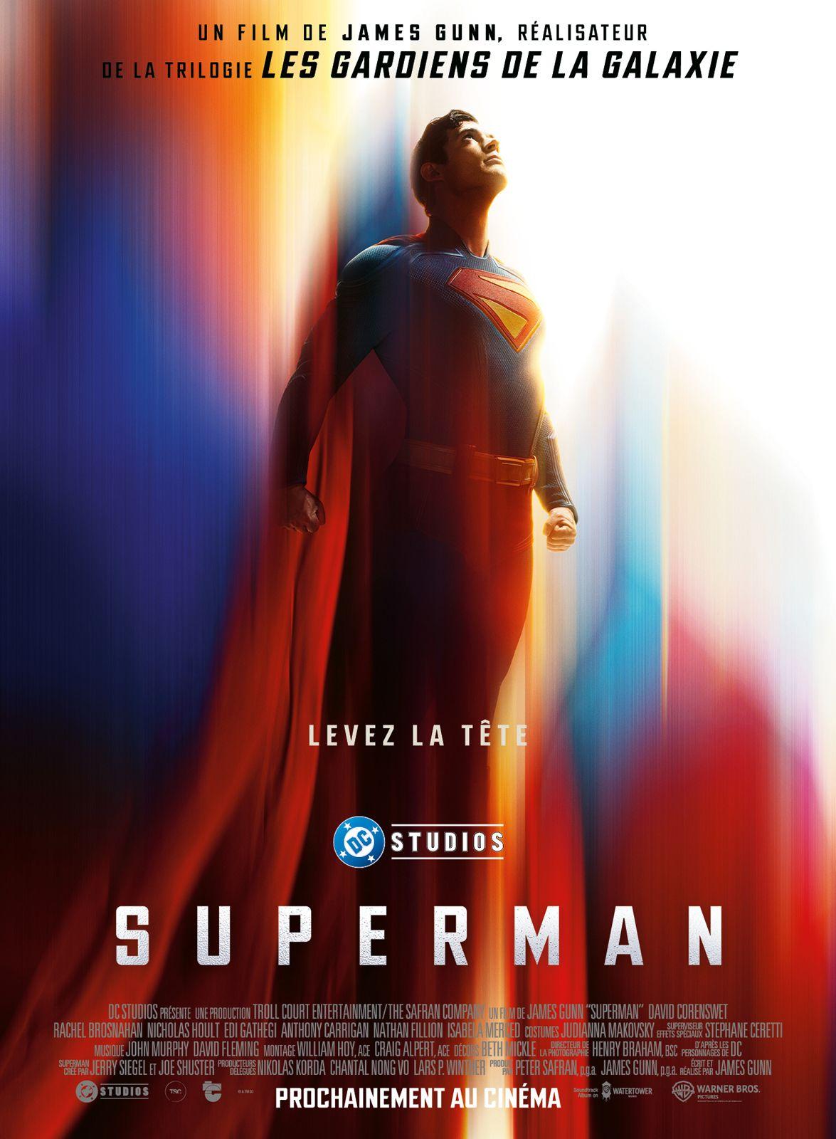 affiche du film sur des degradés de couleur tirant vers le rouge et le blanc avec superman en élévation tête vers le haut