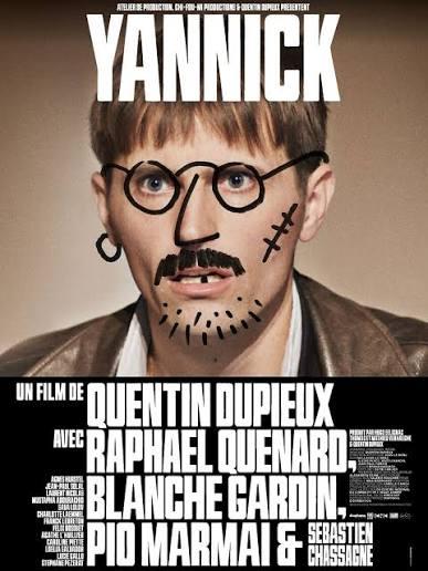 l'affiche du film où l'on voit le personnage de Yannick de face avec des gribouillages sur son visage (moustache, lunettes, cicatrice sur la joue gauche, boucle d'oreille sur sa droite)