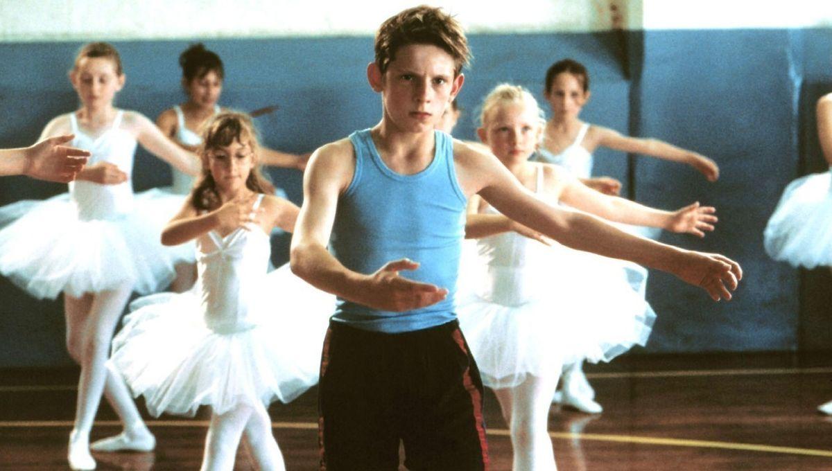 Billy au milieu des filles du cours de danse 